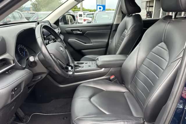 Toyota Highlander (2021) thumbnail 2