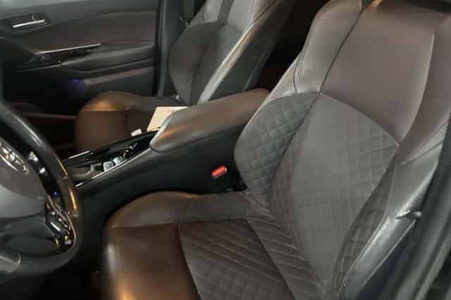 Toyota C-HR (2018) thumbnail 3