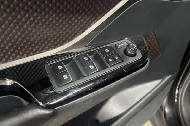 Toyota C-HR (2018) thumbnail 6