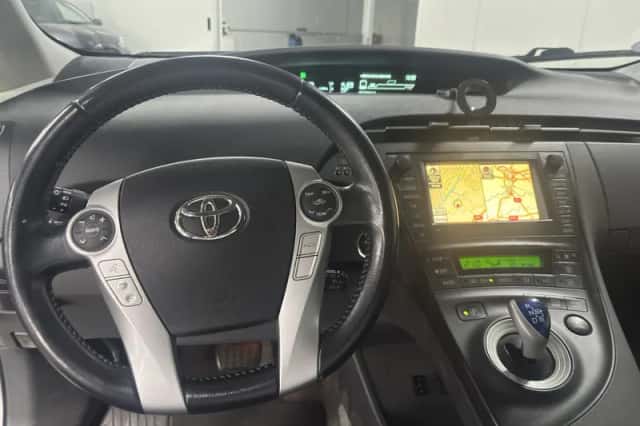 Toyota Prius (2010) thumbnail 2