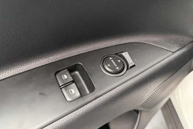 Kia Stonic (2023) thumbnail 3