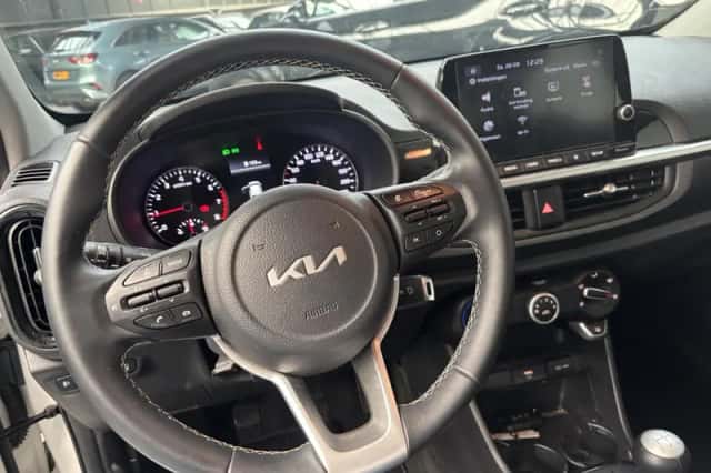 Kia Picanto (2023) thumbnail 3