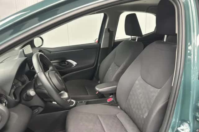 Toyota Yaris (2025) thumbnail 2
