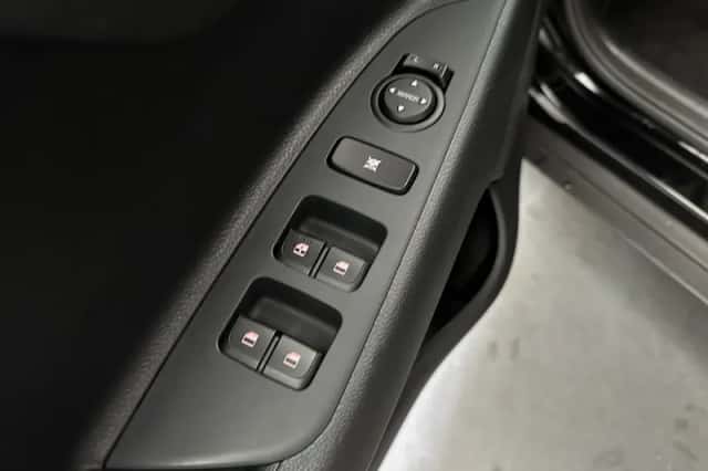 Kia Stonic (2025) thumbnail 3