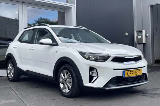 Kia Stonic (2024) thumbnail 4