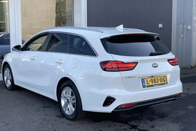Kia Ceed Sportswagon (2021) thumbnail 2