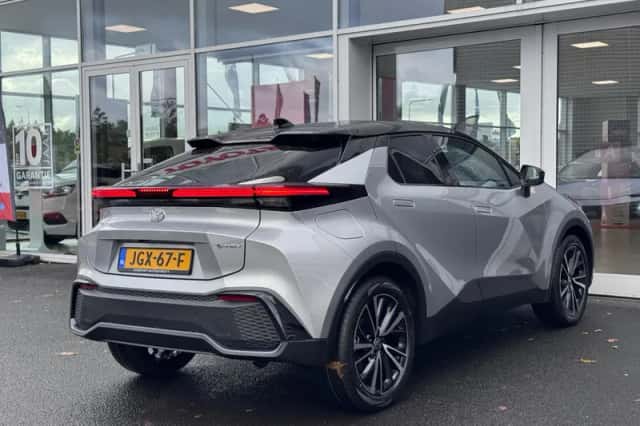 Toyota C-HR (2025) thumbnail 6
