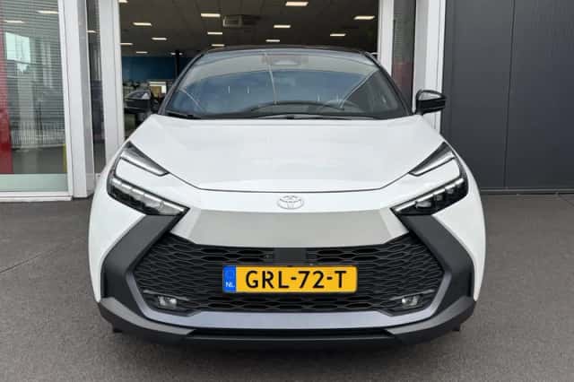 Toyota C-HR (2024) thumbnail 2