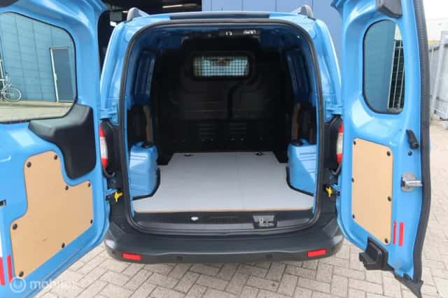 Ford Transit Courier (2014) thumbnail 4