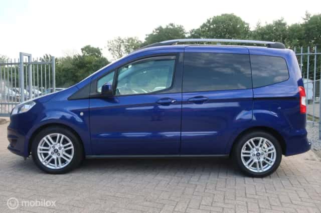 Ford Tourneo Courier (2017) thumbnail 4