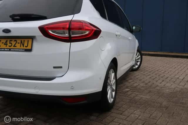 Ford C-Max (2016) thumbnail 3
