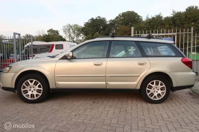 Subaru Legacy (2005) thumbnail 3
