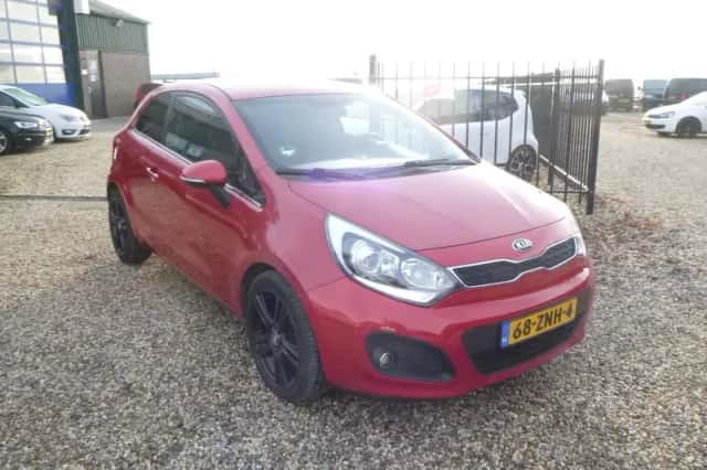 Kia Rio (2013) thumbnail 3