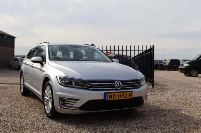 Volkswagen Passat (2016) thumbnail 1