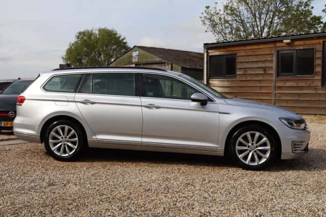 Volkswagen Passat (2016) thumbnail 2