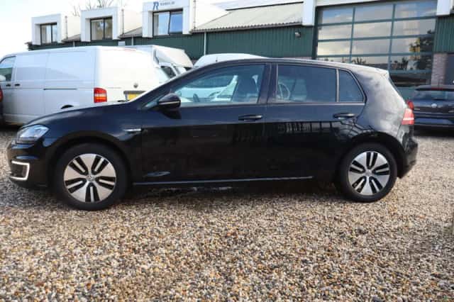 Volkswagen e-Golf (2016) thumbnail 6