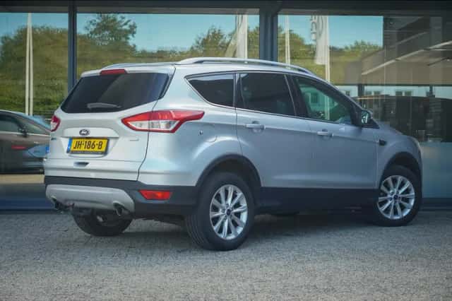 Ford Kuga (2015) thumbnail 4