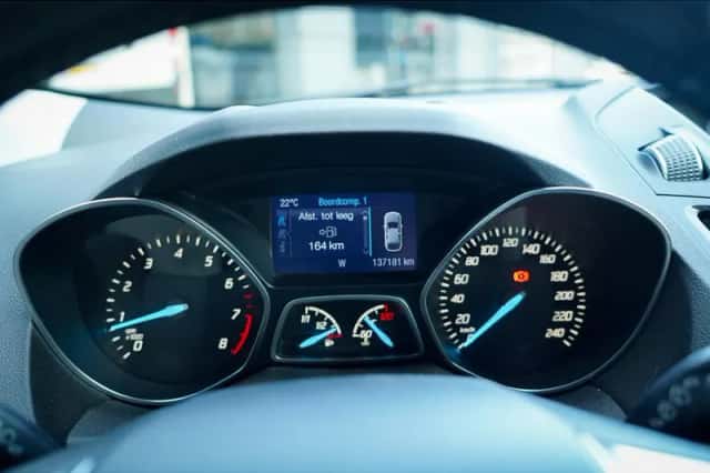 Ford Kuga (2015) thumbnail 5