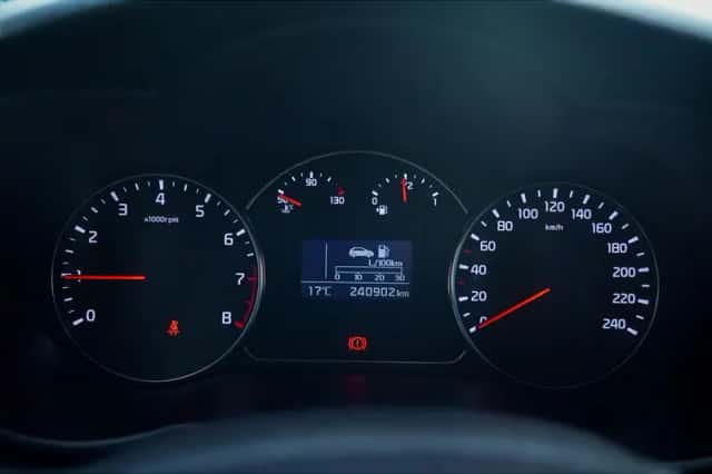 Kia Carens (2013) thumbnail 5