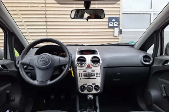Opel Corsa (2009) thumbnail 2