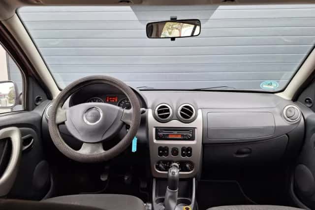 Dacia Sandero (2010) thumbnail 2
