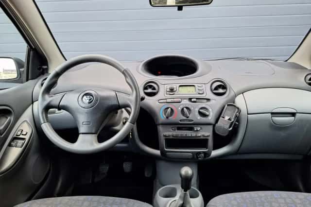 Toyota Yaris (2002) thumbnail 2