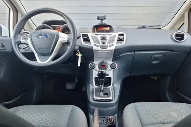 Ford Fiesta (2012) thumbnail 2
