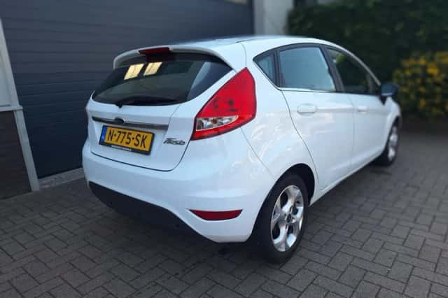 Ford Fiesta (2012) thumbnail 3