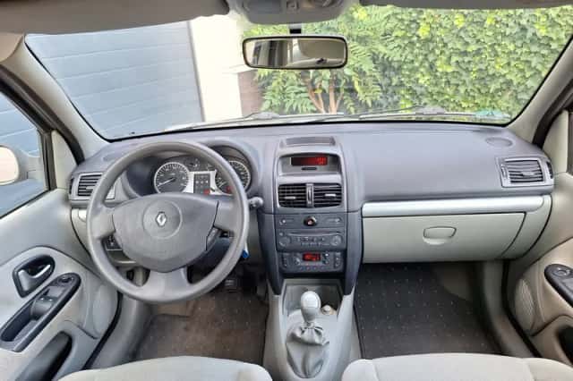 Renault Clio (2003) thumbnail 2