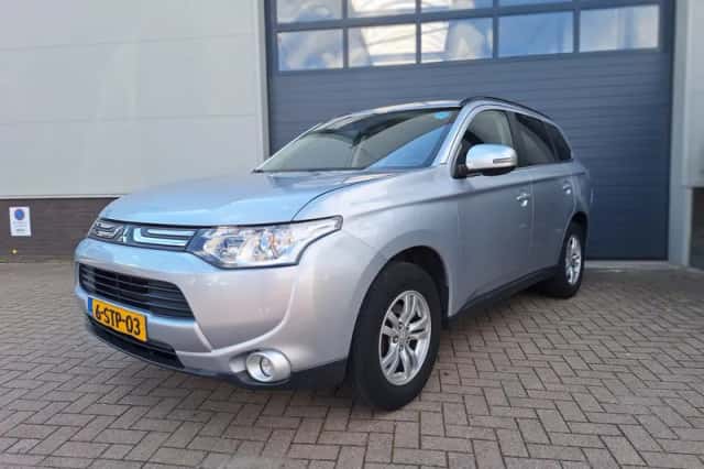 Mitsubishi Outlander (2013) thumbnail 1