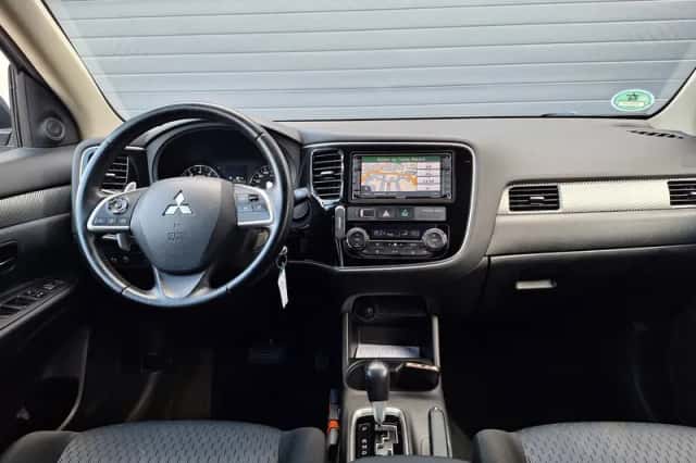 Mitsubishi Outlander (2013) thumbnail 2