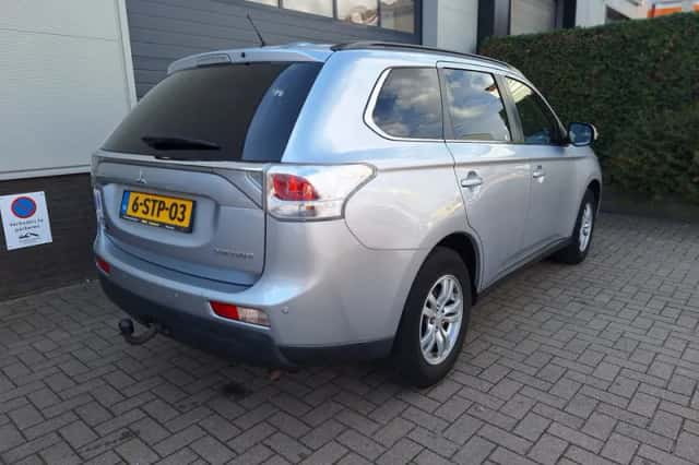 Mitsubishi Outlander (2013) thumbnail 3