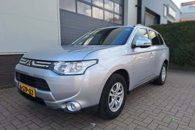 Mitsubishi Outlander (2013) thumbnail 5