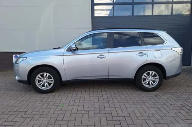 Mitsubishi Outlander (2013) thumbnail 6