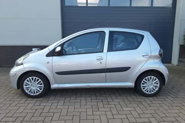 Toyota Aygo (2010) thumbnail 4