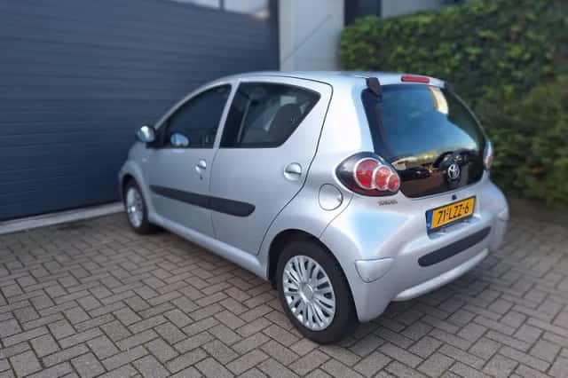 Toyota Aygo (2010) thumbnail 5