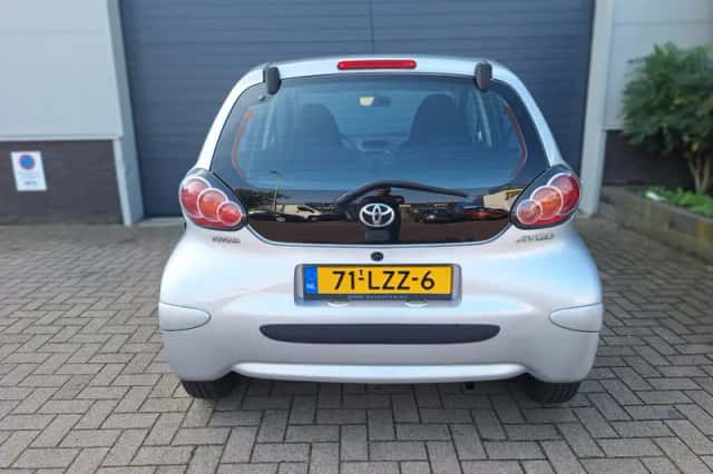 Toyota Aygo (2010) thumbnail 6