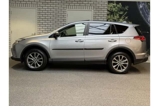 Toyota RAV4 (2018) thumbnail 2