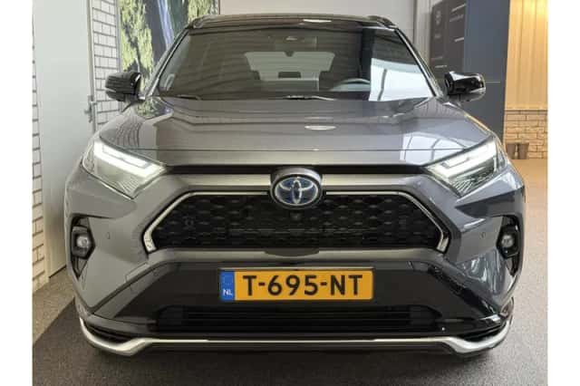 Toyota RAV4 (2023) thumbnail 3