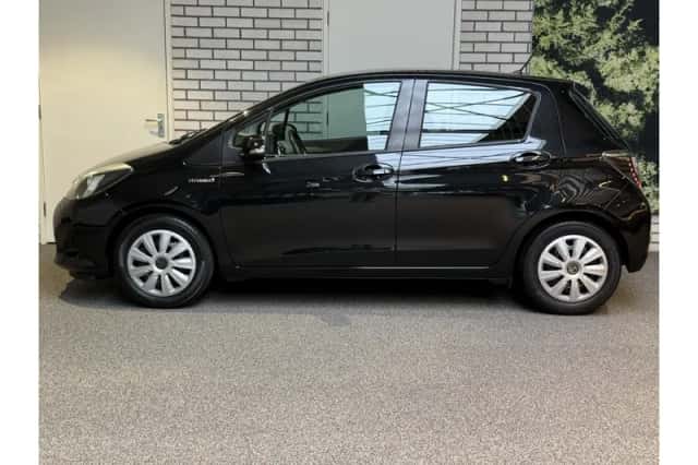 Toyota Yaris (2013) thumbnail 2