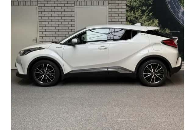 Toyota C-HR (2017) thumbnail 2