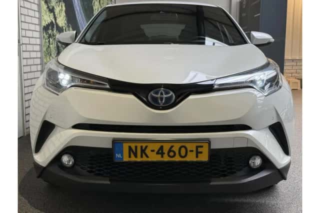 Toyota C-HR (2017) thumbnail 4