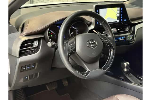 Toyota C-HR (2017) thumbnail 5