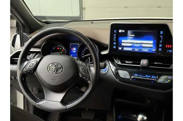 Toyota C-HR (2017) thumbnail 6
