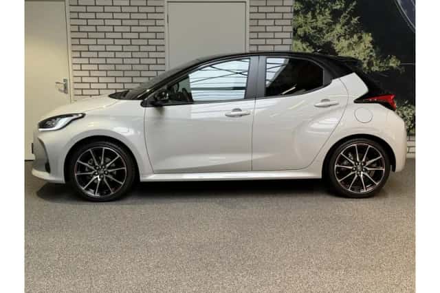 Toyota Yaris (2022) thumbnail 2