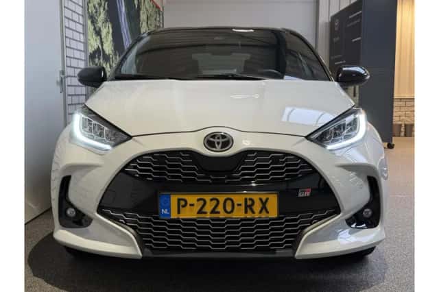 Toyota Yaris (2022) thumbnail 3