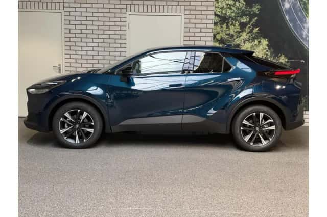 Toyota C-HR (2026) thumbnail 2