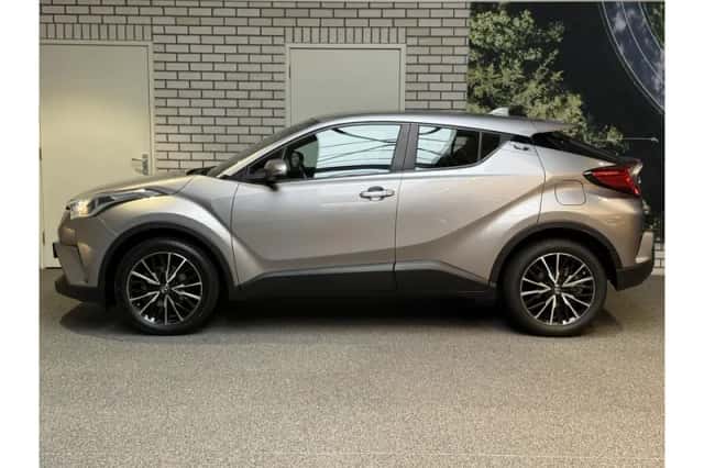 Toyota C-HR (2018) thumbnail 2