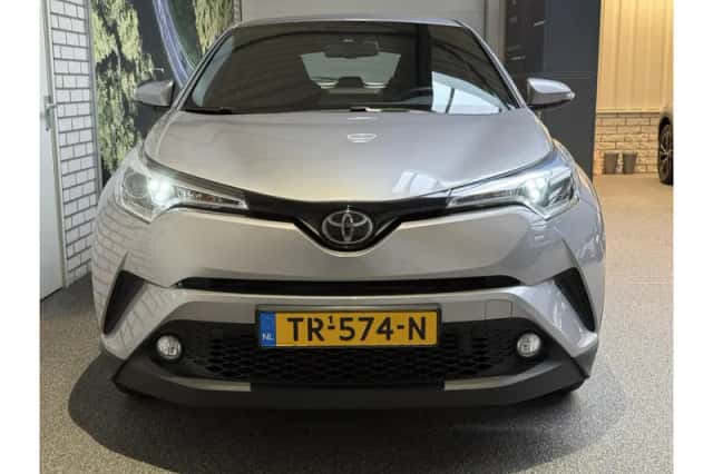 Toyota C-HR (2018) thumbnail 3