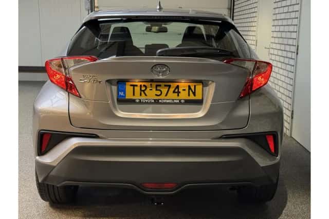 Toyota C-HR (2018) thumbnail 4